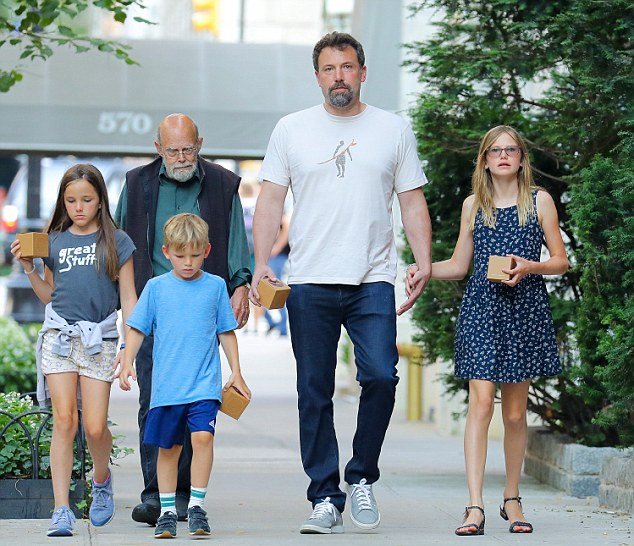 4E3729D000000578-5952993-Fun_day_Ben_Affleck_45_was_with_his_three_children_daughters_Vio-a-17_1531540805353_00634546.jpg