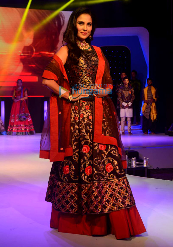 Lara-Dutta-walks-the-ramp-for-Sasmiras-Enchante-2018-college-fashion-show-3.jpg