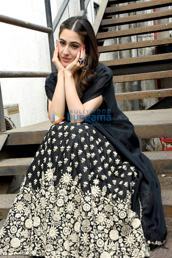 Sara-Ali-Khan-snapped-at-Love-Me-India-sets-2.jpg