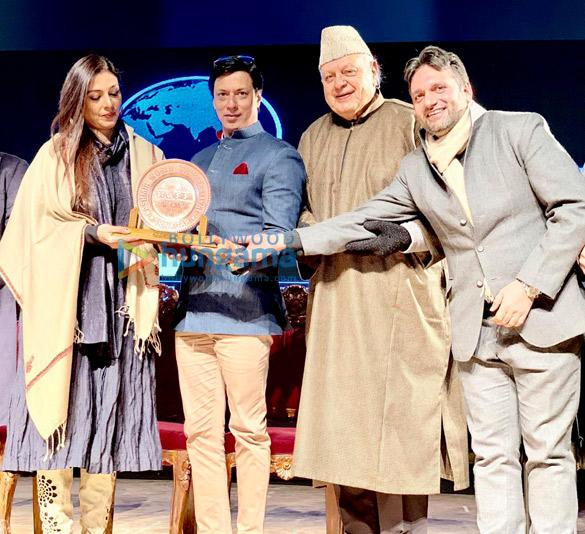 Tabu-and-Madhur-Bhandarkar-felicitated-at-Kashmir-World-Film-Festival-in-Srinagar-1.jpg