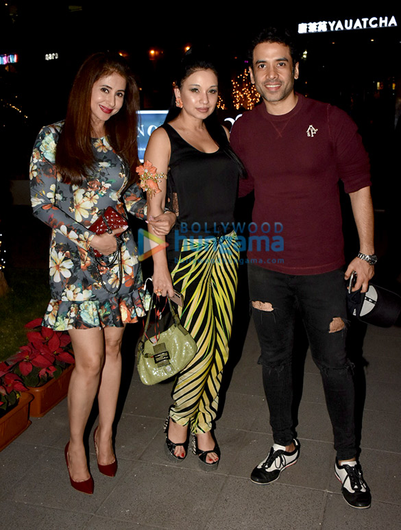 Urmila-Matondkar-and-Tusshar-Kapoor-spotted-at-a-restaurant-in-BKC-4.jpg