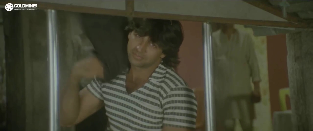 1998 - Angaaray -3- Aande Aande_720p.mkv4766.jpg