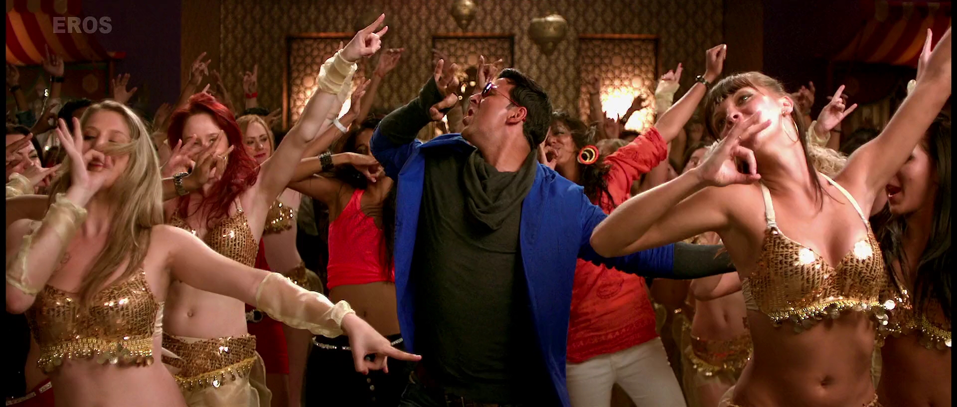 2012 - Khiladi 786 -6- Hookah Bar_1080p_sub.mkv6573.jpg