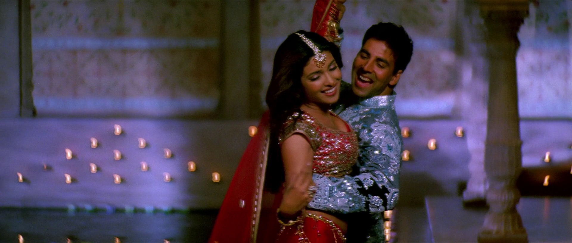 2004 - Mujhse Shaadi Karogi -4- Laal Dupatta_1080p_sub.mkv0297.jpg