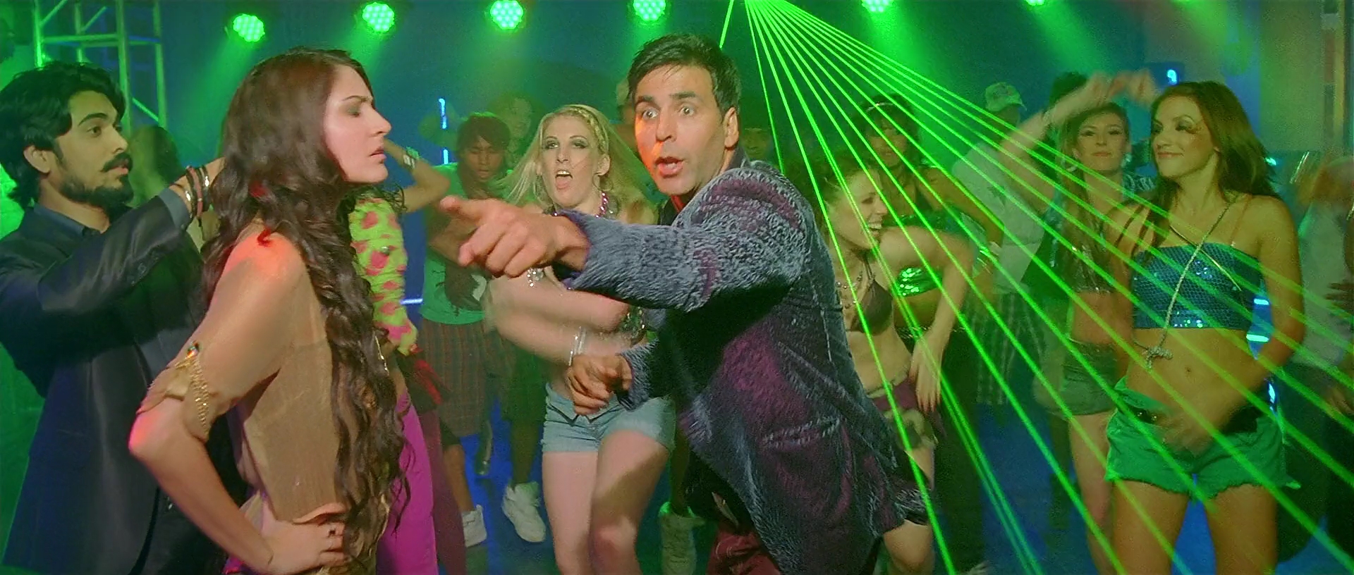 2011 - Patiala House -3- Rola Pe Gaya_1080p.mkv0486.jpg