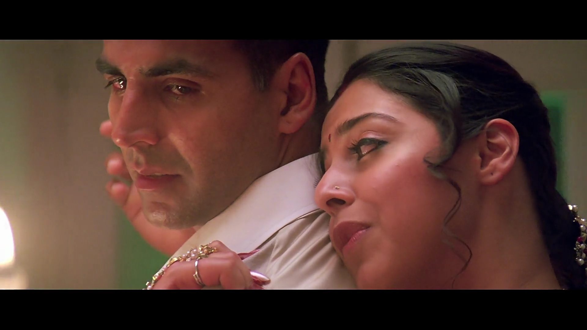 2004 - Ab Tumhare Hawale Watan Saathiyo -2- Mujhay Pyar Do_1080p.mkv2184.jpg