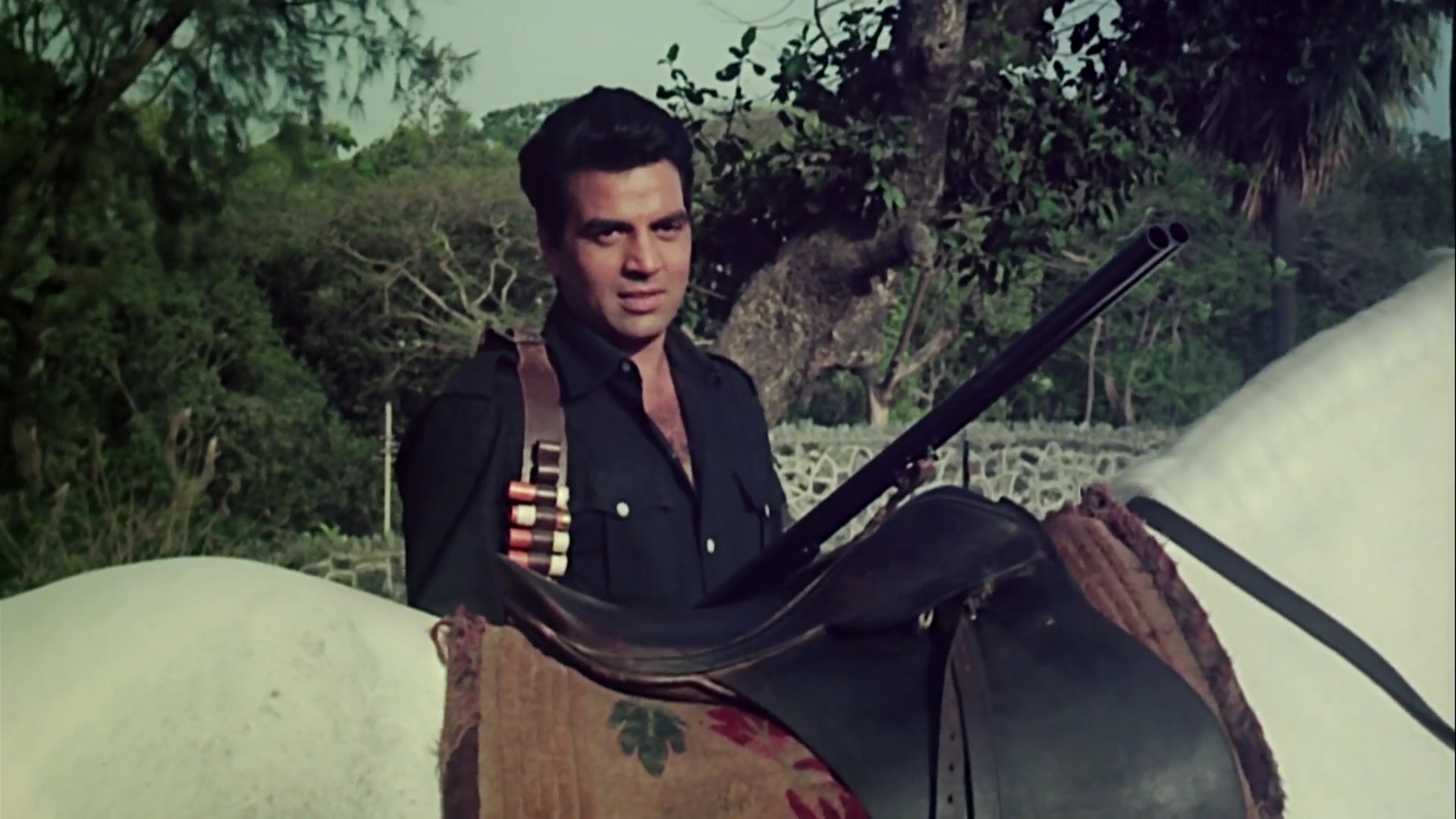 Mera.Gaon.Mera.Desh.1971.WEBHDRip.1080p.AVC[(216668)21-05-41].JPG