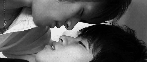 Kiss boys gif. Корейцы парни поцелуй с языком. Корейские парни поцелуй с языком. Страстный поцелуй с языком корейцев. Азиаты поцелуи с языком.