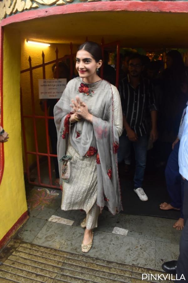 sonam-kapoor-shani-temple_5.jpg