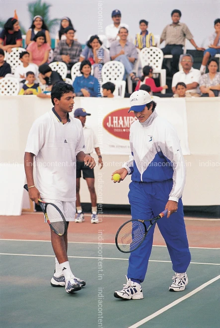 659-mahesh-bhupathi-and-amitabh-bachchan-during-a-tennis-match-in-new-image-88005500_20190116_283.webp