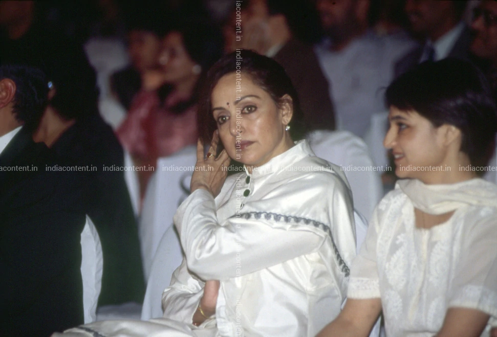 659-hema-malini-actress-in-hindi-films-sitting-in-an-auditorium-with-image-F270SS14_DVD0126.webp
