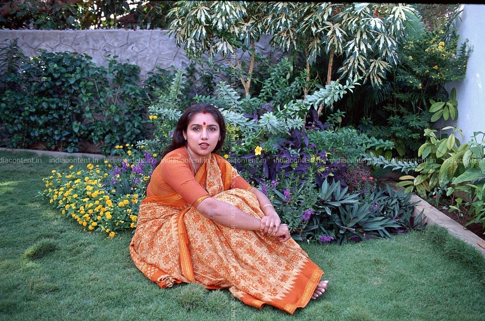 659-tamil-actress-revathi-clicked-while-sitting-in-her-garden-in-new-image-88005500_20190719_080.jpg