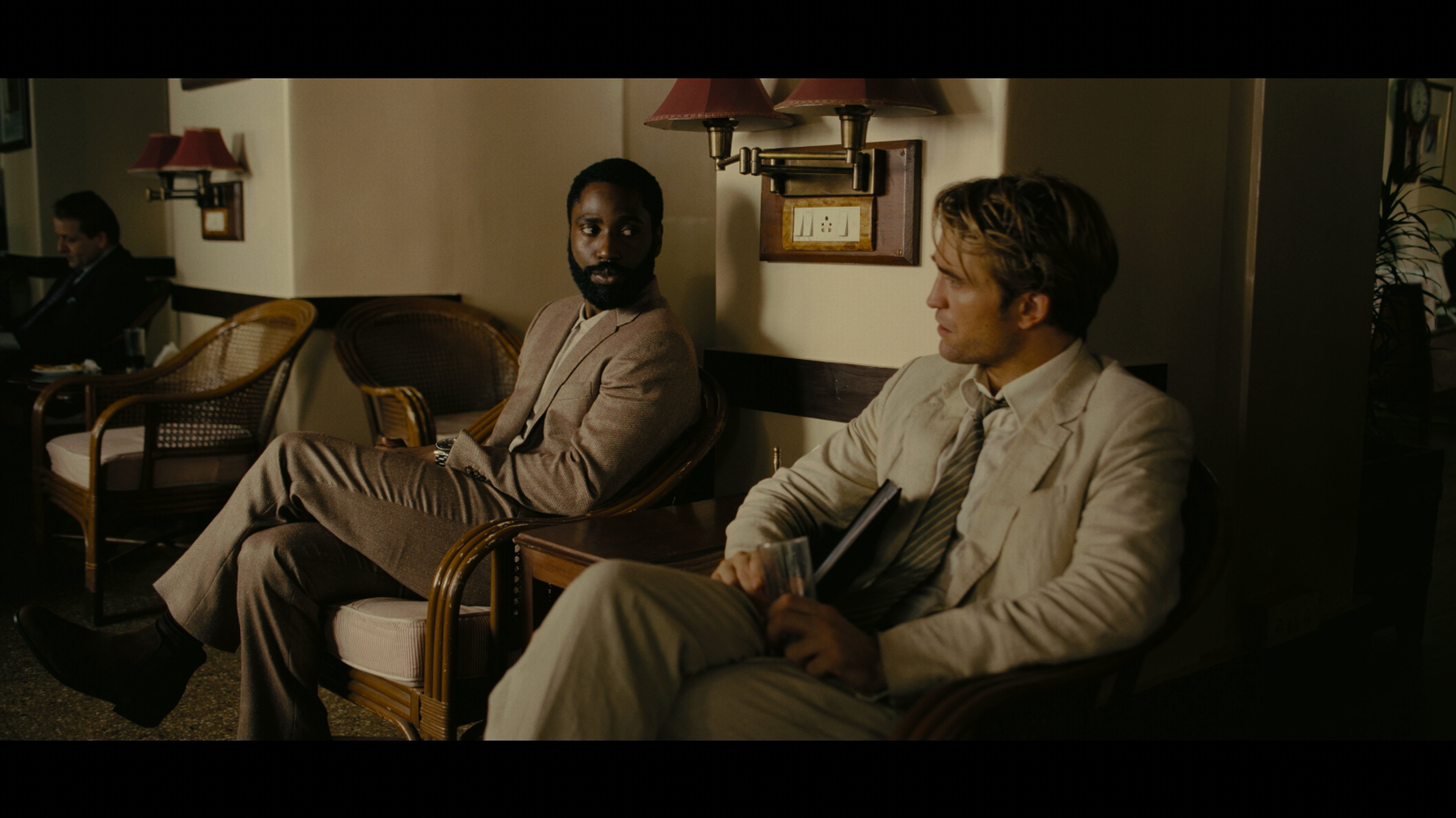 Tenet.2020.2160p.UHD.BDRemux.DTS-HD.MA.5.1.P8.HYBRID.DoVi-DVT.mkv_001924.330.png