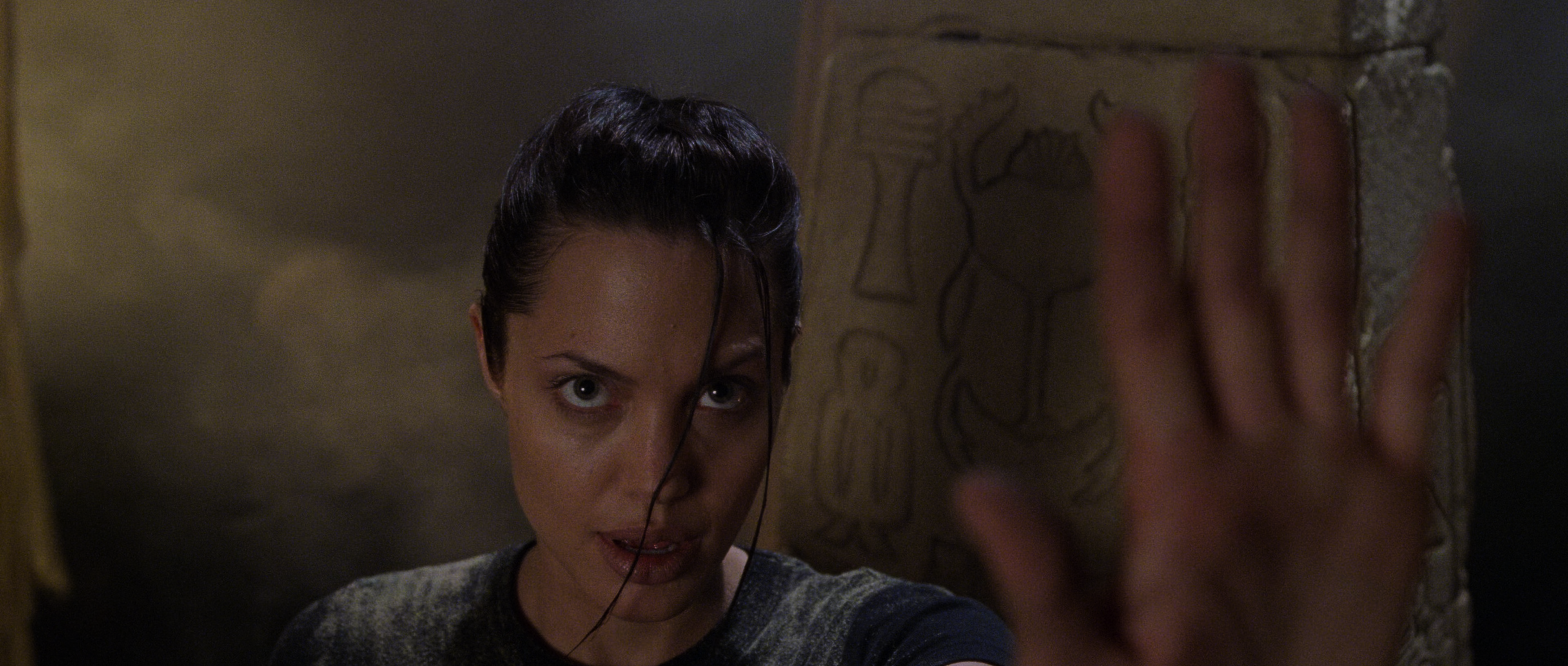 Lara.Croft.Tomb.Raider.2001.2160p.UHD.BDRip.DDP+.DoVi.by.DVT.mkv_snapshot_00.04.56_[2022.01.30_11.20.49].png