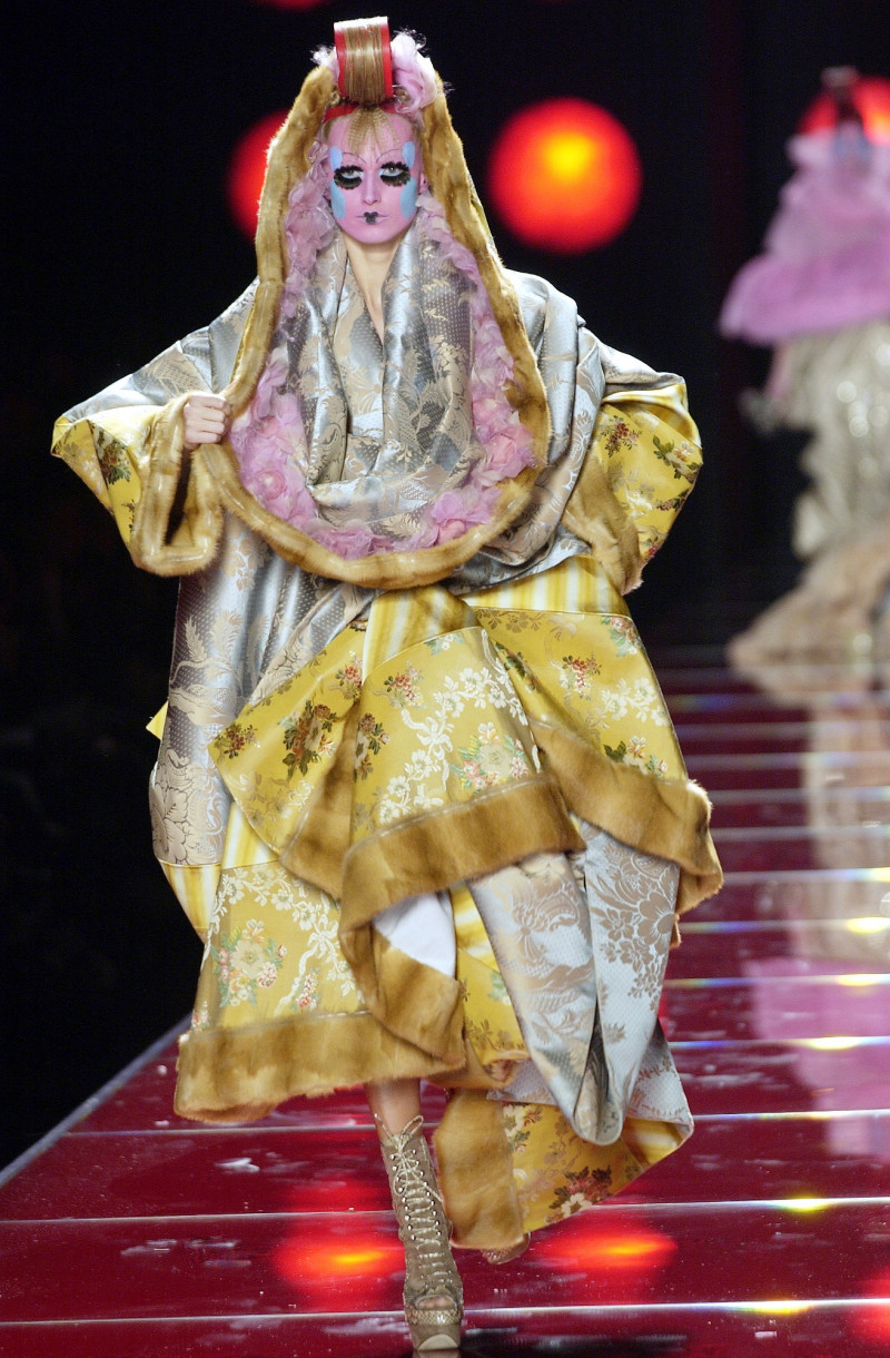 christian-dior-spring-2003-couture-00440h-inga-savits.jpg