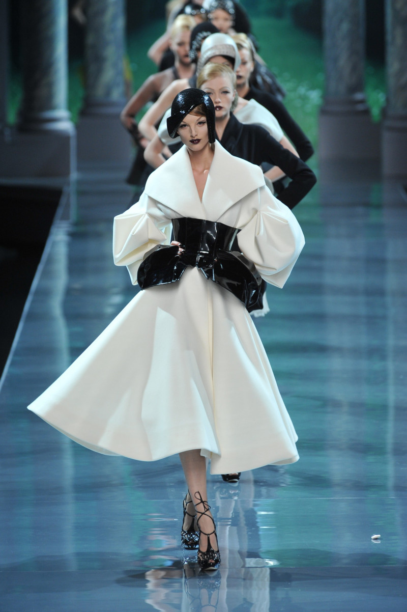 christian-dior-fall-2008-couture-00450h-michaela-kocianova.jpg