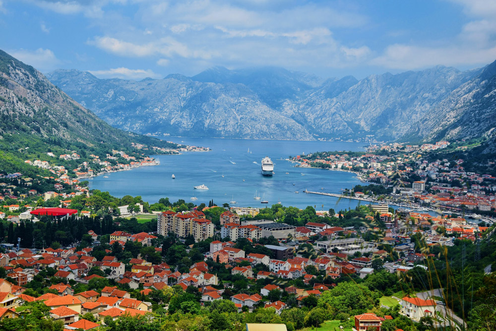 Вид на Черногорию, где могут работать иностранцы