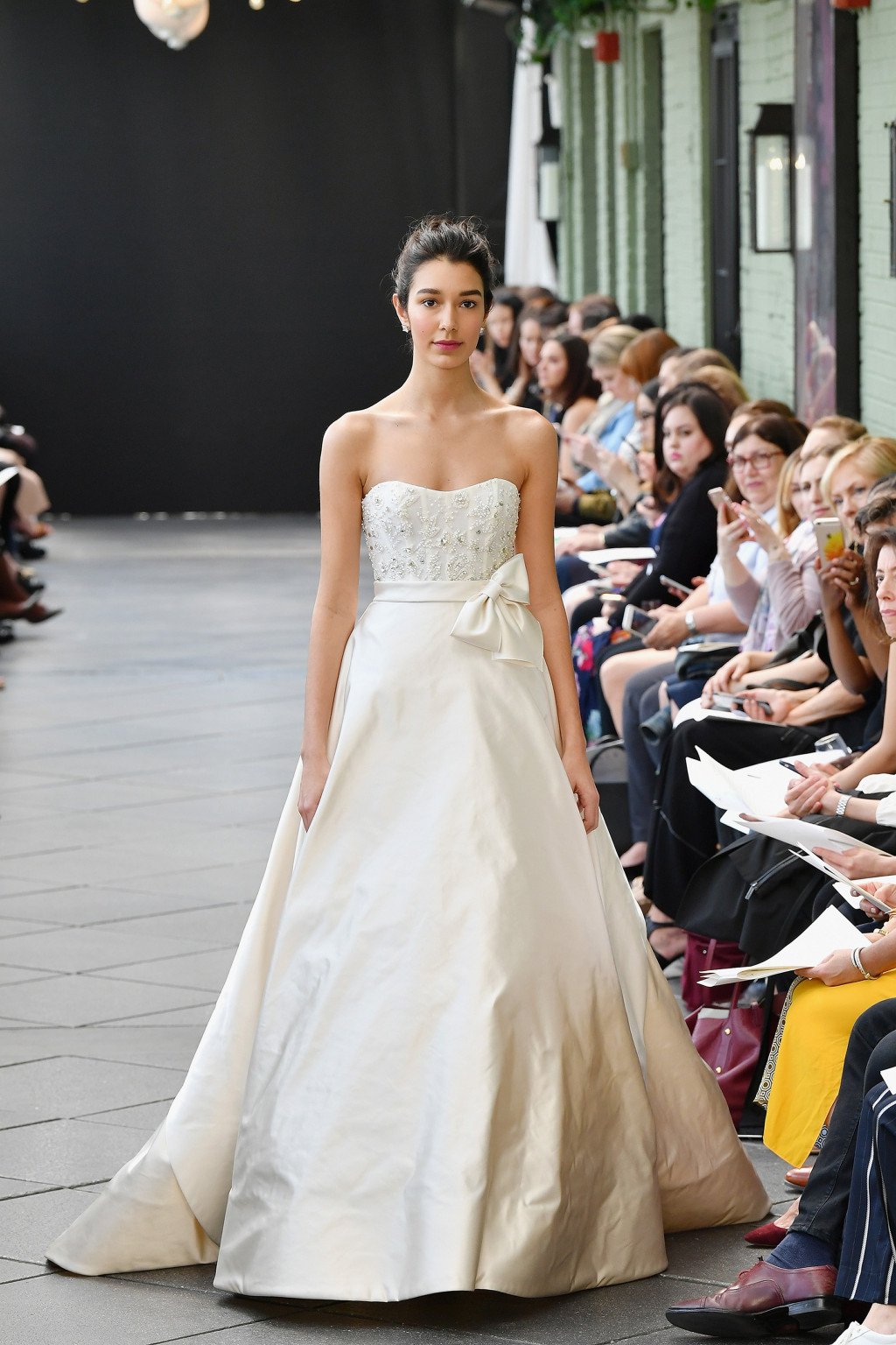 945919224-amsale-bridal-spring-2019-vogue-pr.jpg