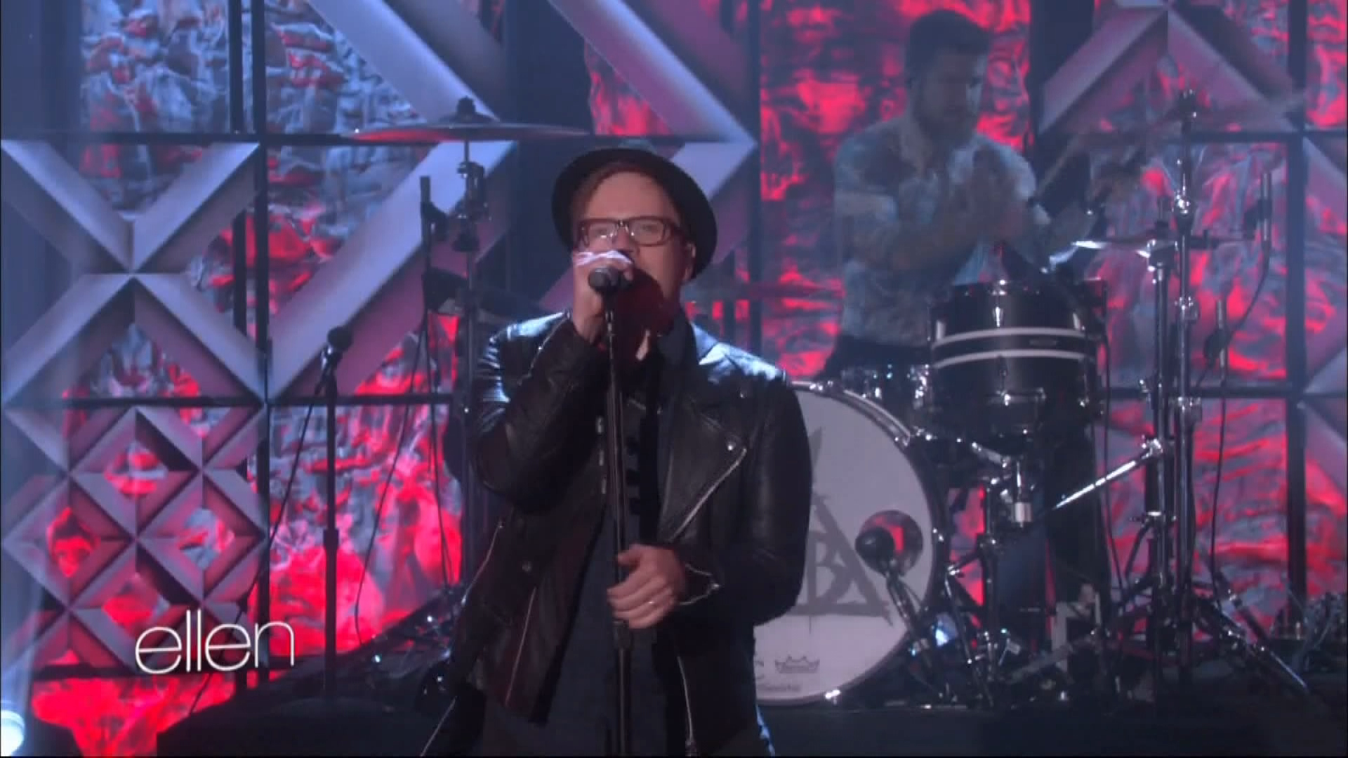 Fall Out Boy and Demi Lovato - Irresistible (The Ellen Degeneres Show) 2016.mkv_20220508_131128.572.png