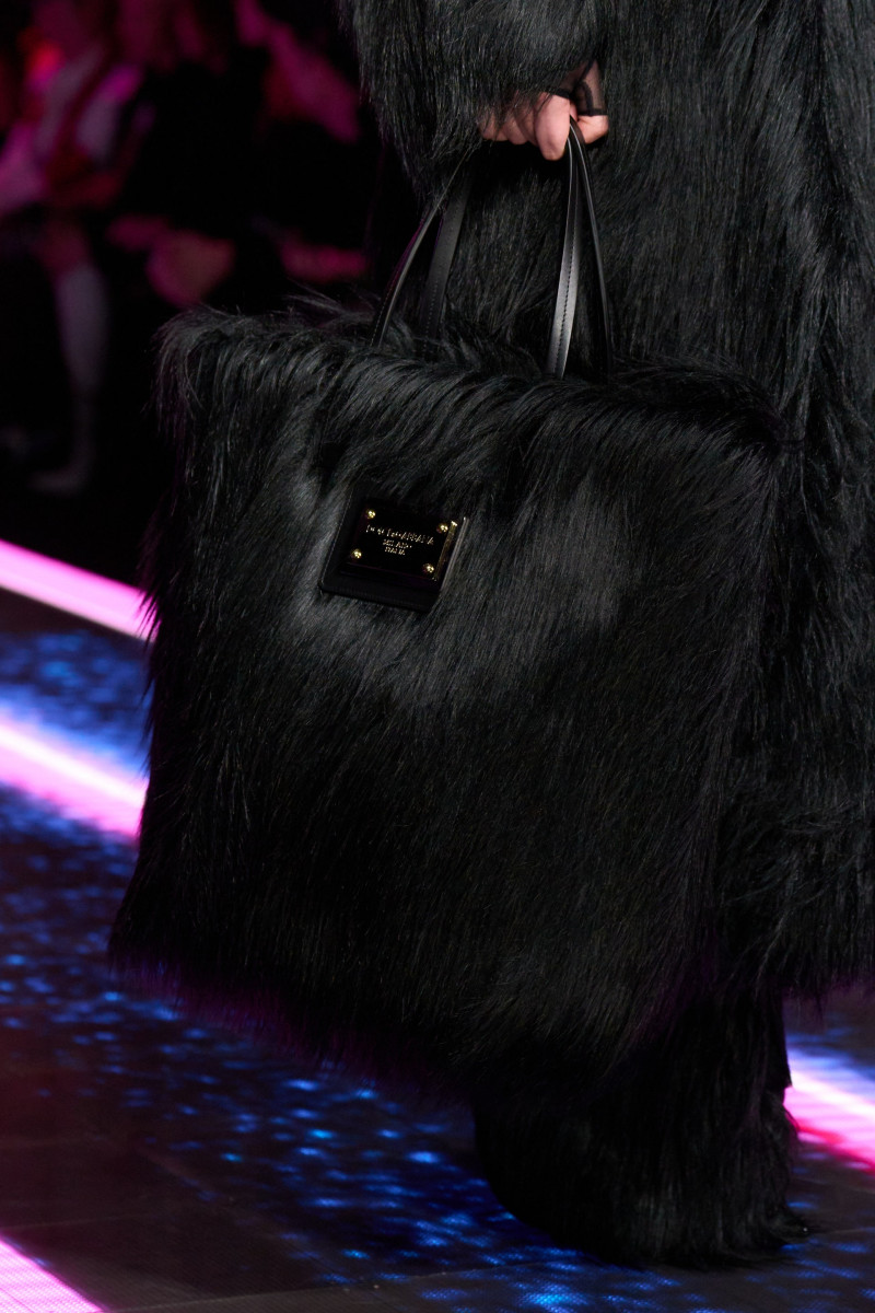 00037-dolce-and-gabbana-fall-2022-ready-to-wear-milan-details-credit-gorunway.jpg