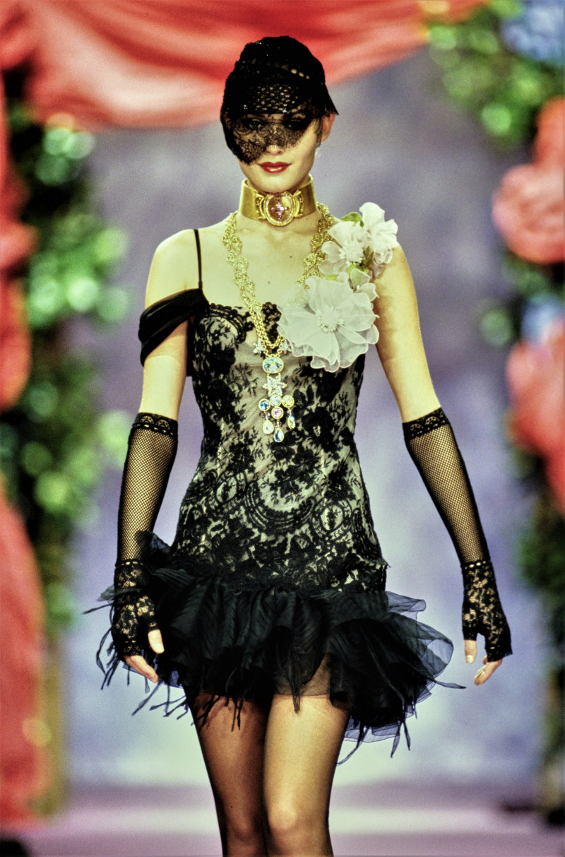 033-christian-lacroix-spring-1994-couture-CN10056646-amber-valletta.jpg
