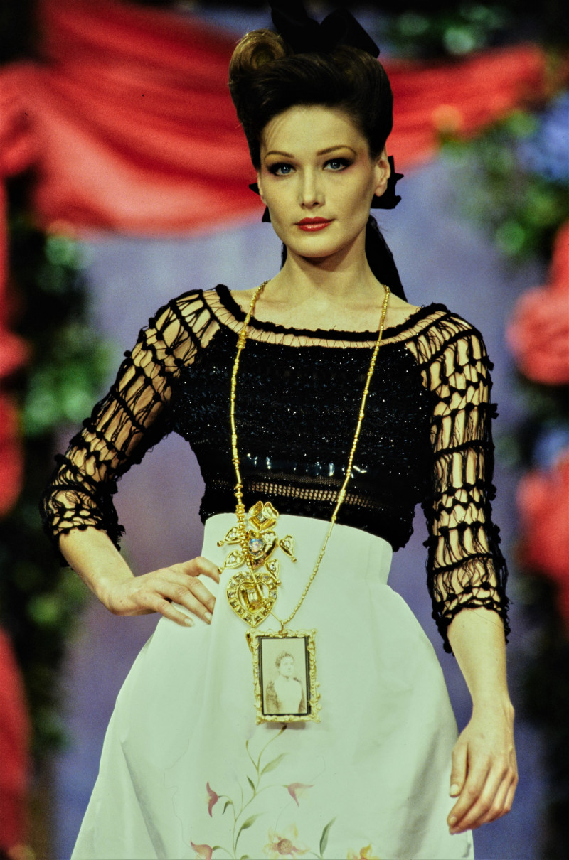 046-christian-lacroix-spring-1994-couture-CN10056698-carla-bruni.jpg
