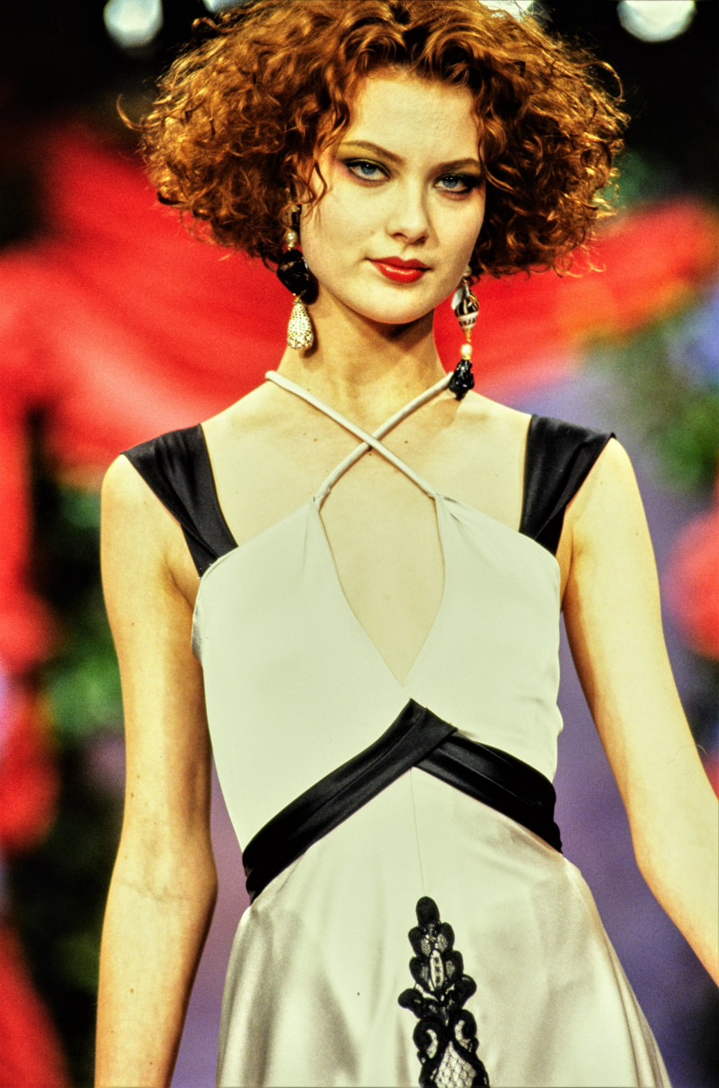 041-christian-lacroix-spring-1994-couture-CN10056693-shalom-harlow.jpg