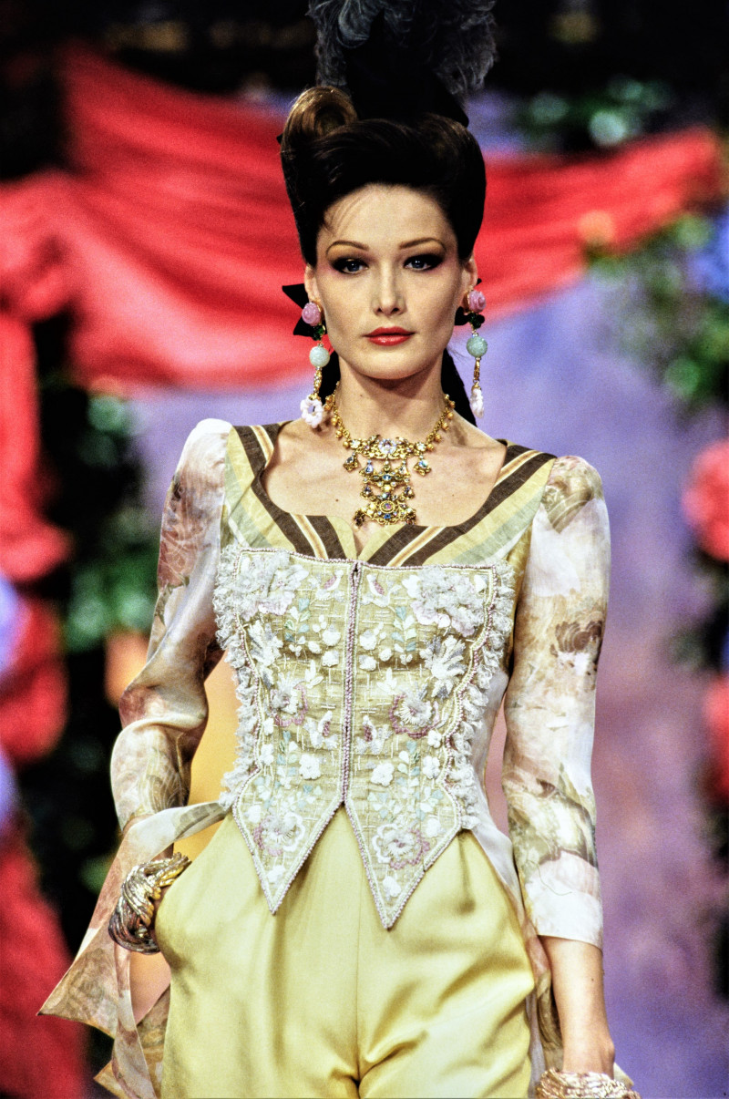 037-christian-lacroix-spring-1994-couture-CN10056618-carla-bruni.jpg