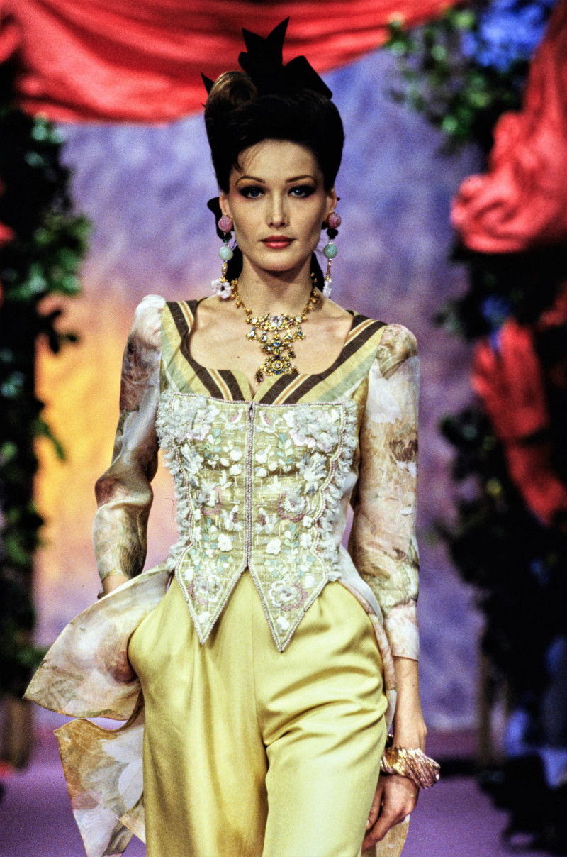 037-christian-lacroix-spring-1994-couture-CN10056583-carla-bruni.jpg