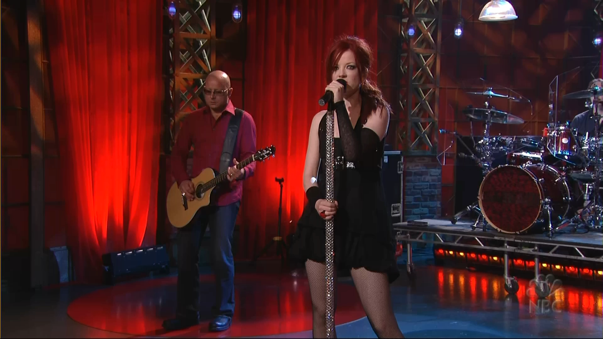 Garbage_Bleed_Like_Me_Tonight_Show_with_Jay_Leno_ 28.05.2005.TS_20220726_181607.572.png