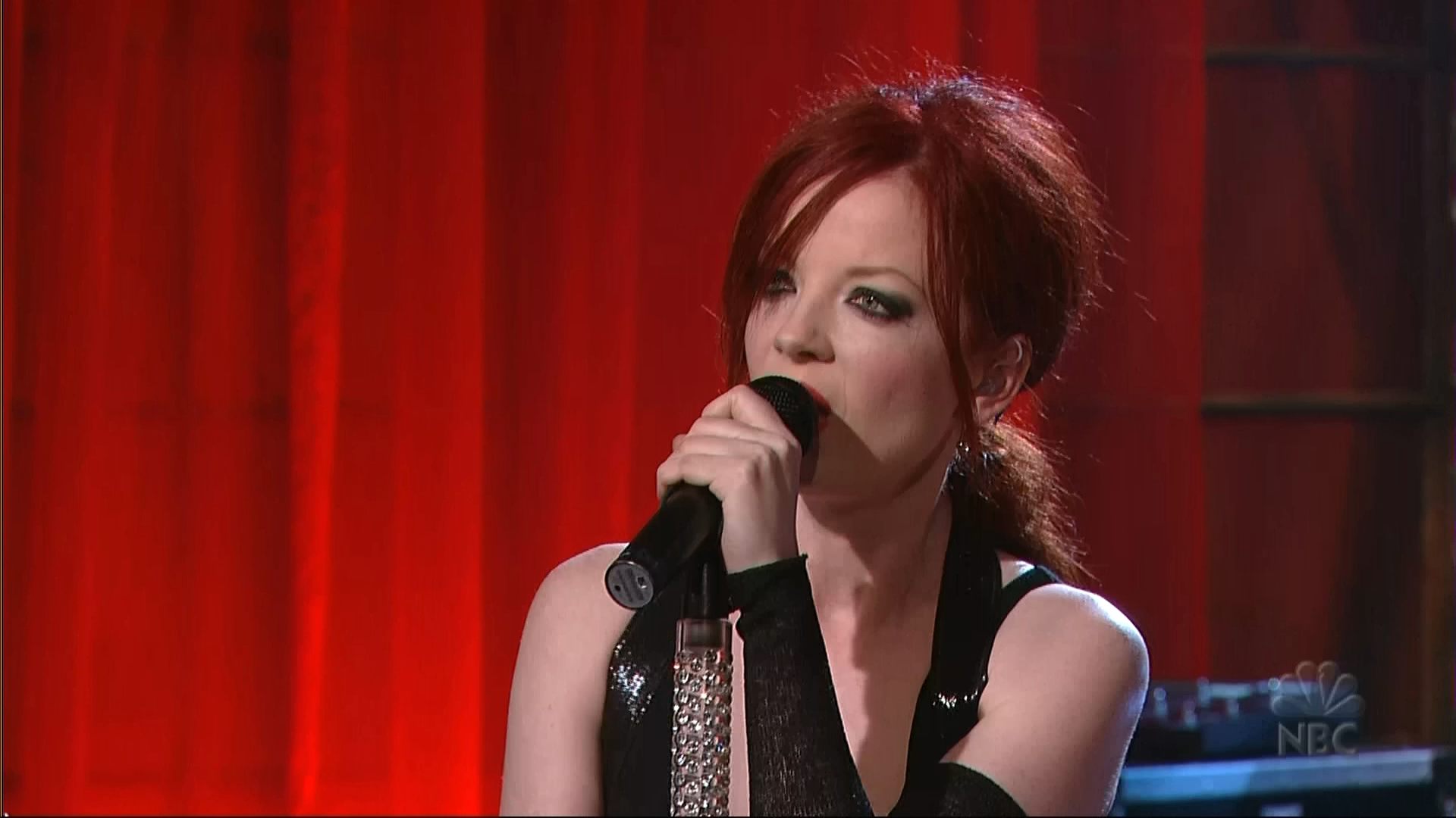 Garbage_Bleed_Like_Me_Tonight_Show_with_Jay_Leno_ 28.05.2005.TS_20220726_181637.924.png