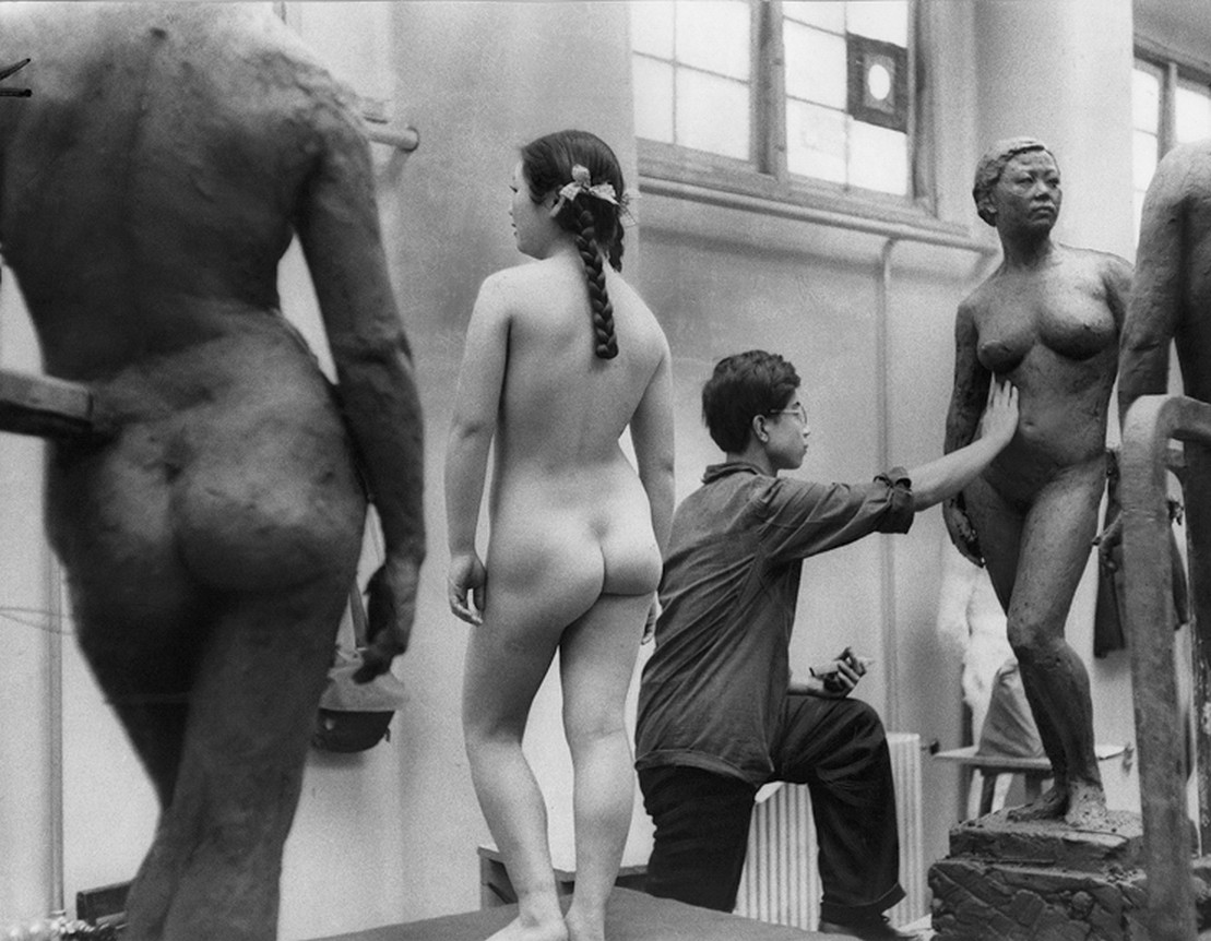 В студии скульптора. Серия Неизвестный Китай. Фото Марка Рибу, 1957 год..jpg