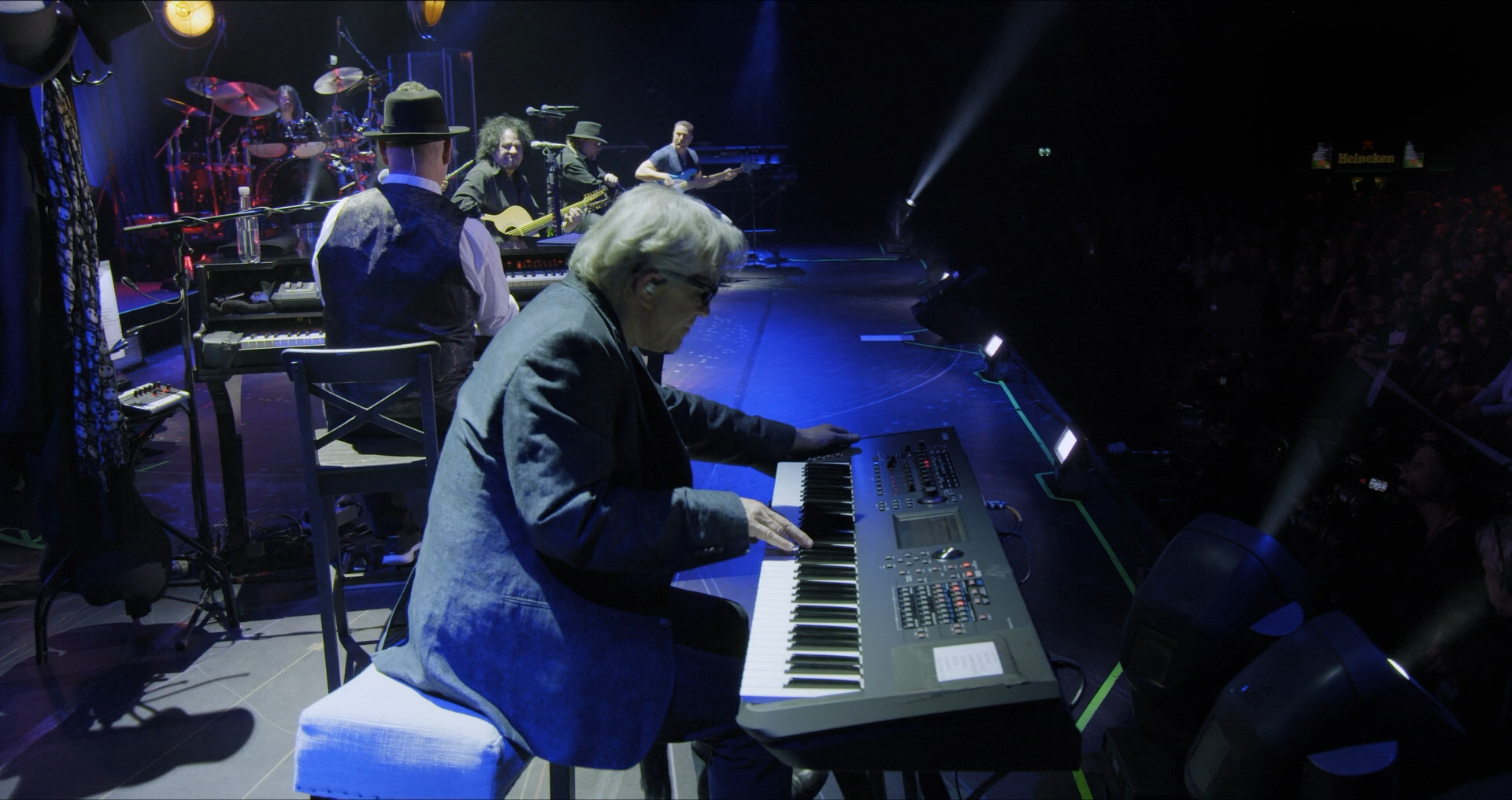 Toto - 40 Tours Around the Sun.BDRip1080p.mkv_20220928_214307.514.png
