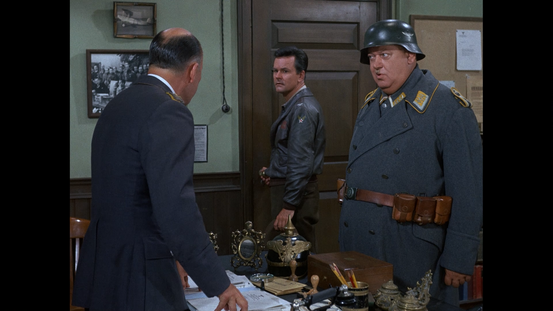 Hogans.Heroes.S03E08.Nights.in.Shining.Armor.1080p.BluRay.Remux.Rus.Eng-@EniaHD_0001.png