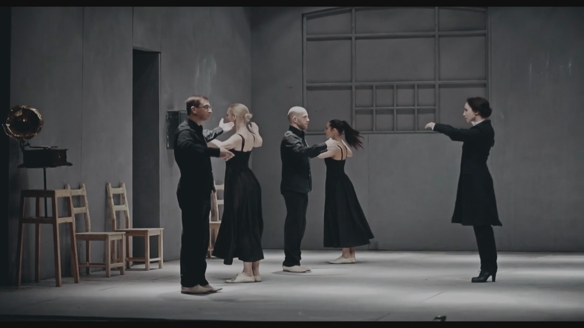 Онегин (театр «Красный факел», реж. Тимофей Кулябин, eng hardsub).mkv_20230216_185052.764.png