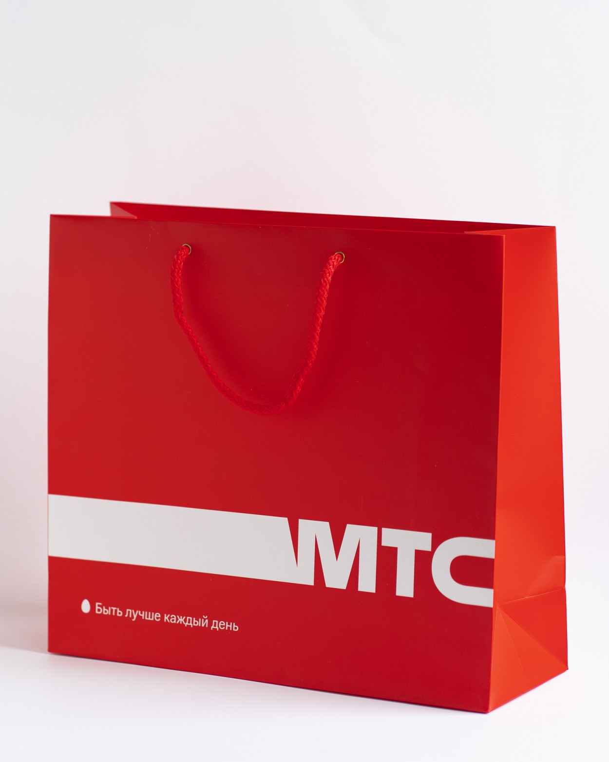 Мтс обнови пакет что это. Фирменный бумажный пакет. Красный пакет. MTS пакеты. МТС фирменный пакет.