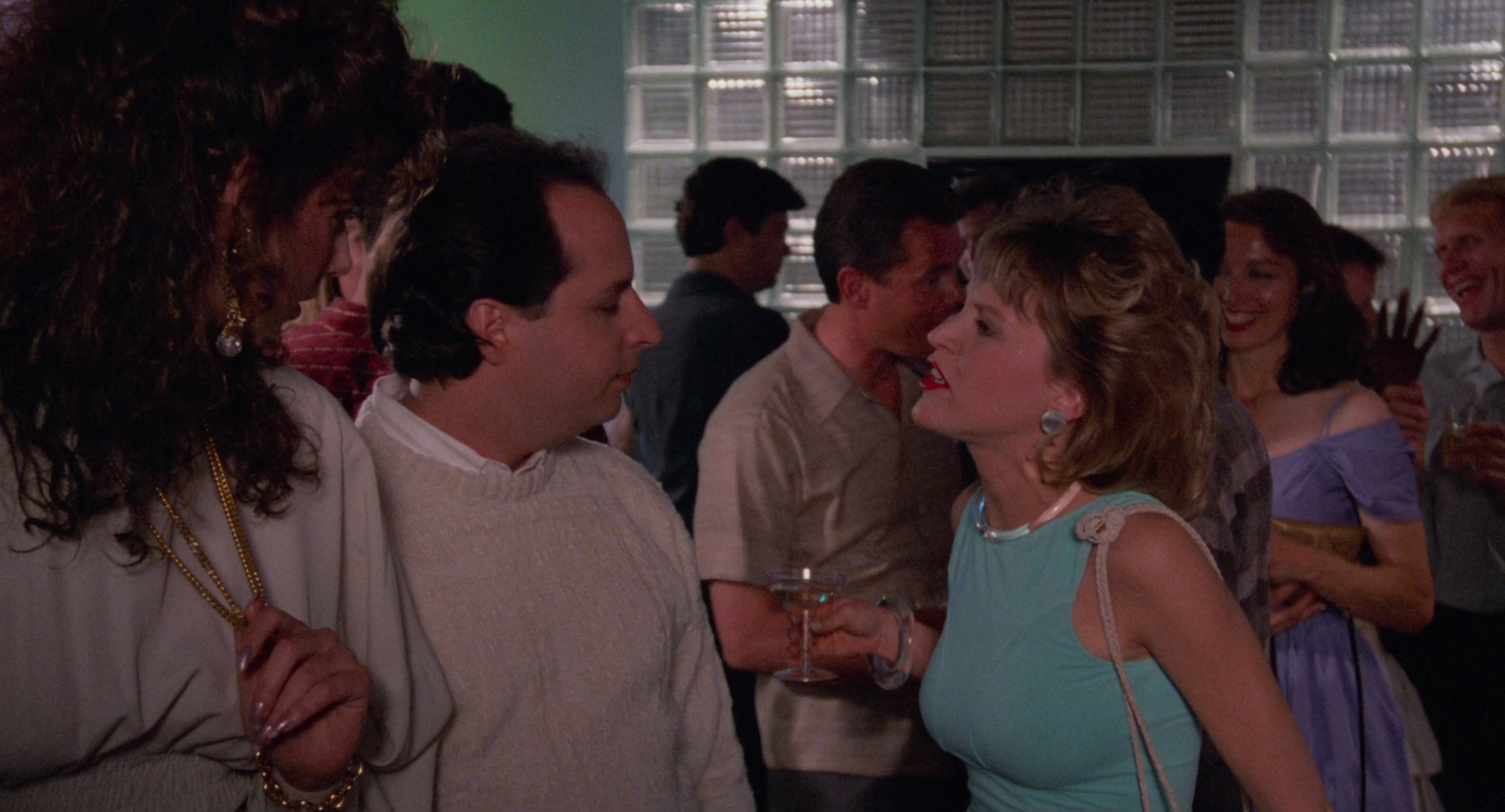 Моя мачеха инопланетянка (My Stepmother Is an Alien) 1988.mkv_snapshot_00.18.41.120.png