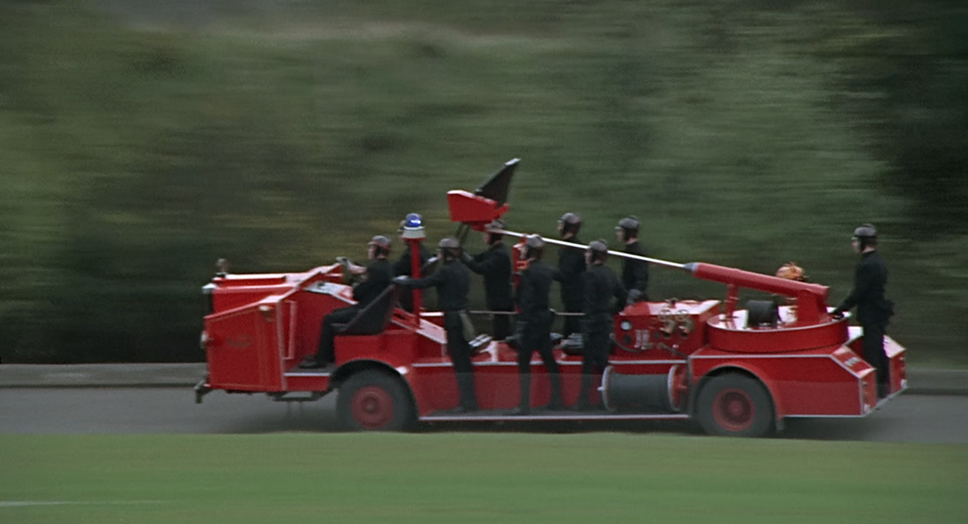 451 градус по Фаренгейту (Fahrenheit 451) 1966.mkv_snapshot_00.01.51.410.png