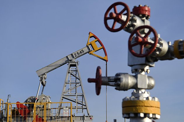 Мировые цены на нефть медленно снижаютс