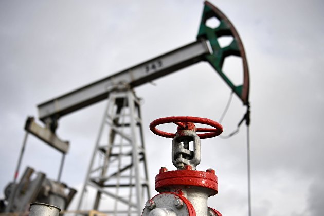 Стоимость нефти растет на трех фактора
