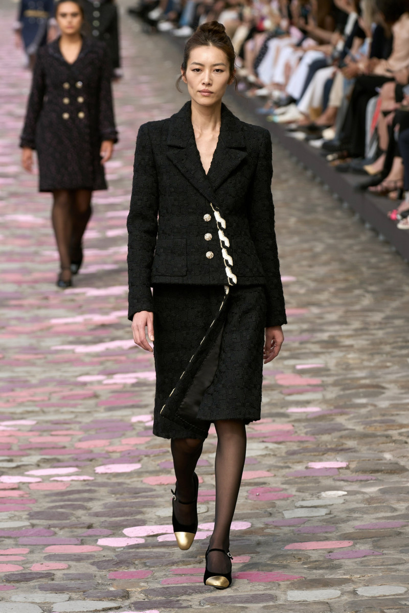 00008-chanel-fall-2023-couture-credit-gorunway.jpg
