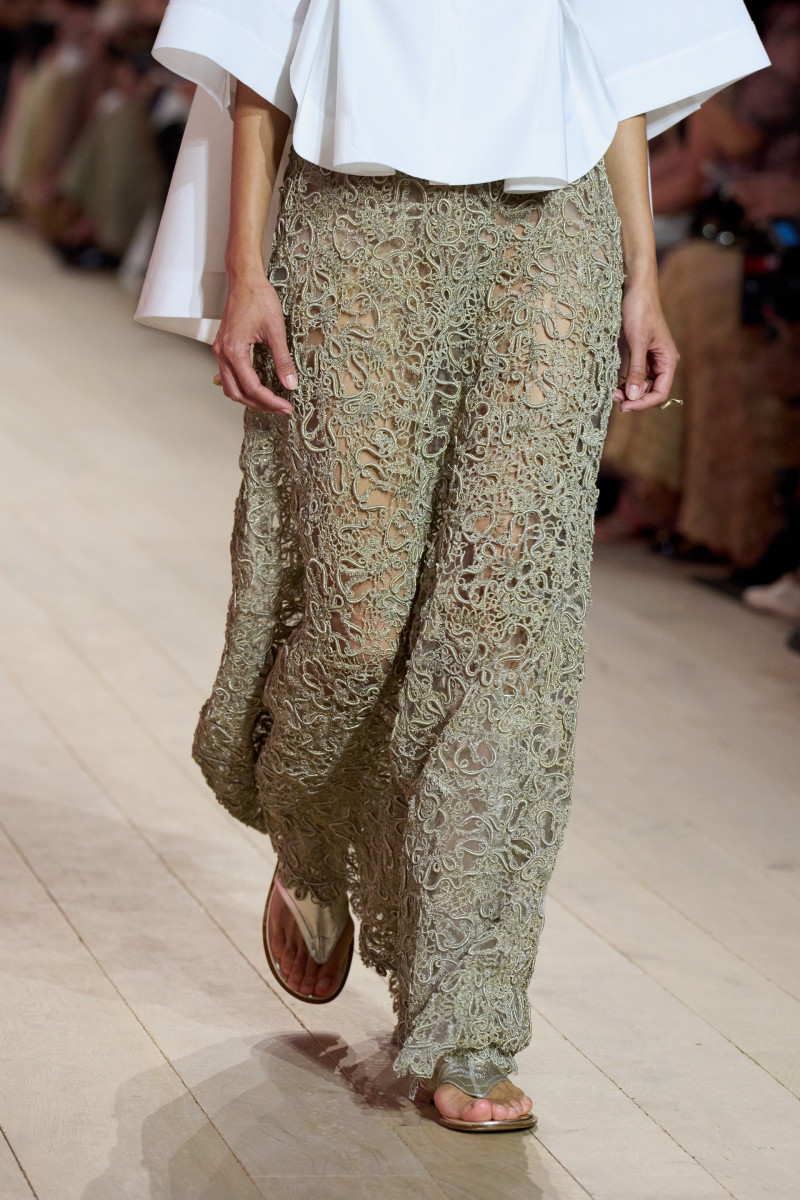 00092-christian-dior-fall-2023-couture-details-credit-gorunway.jpg
