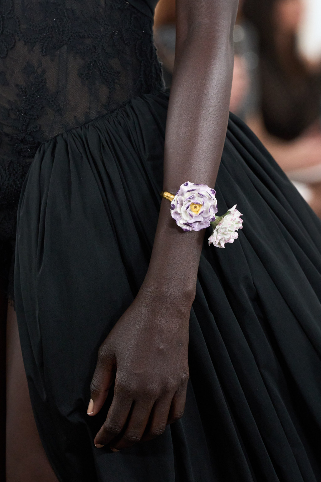 00023-giambattista-valli-fall-2023-couture-details-credit-gorunway.jpg