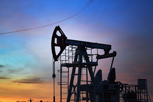 Новак заявил, что нефть соблюдает добровольное сокращение