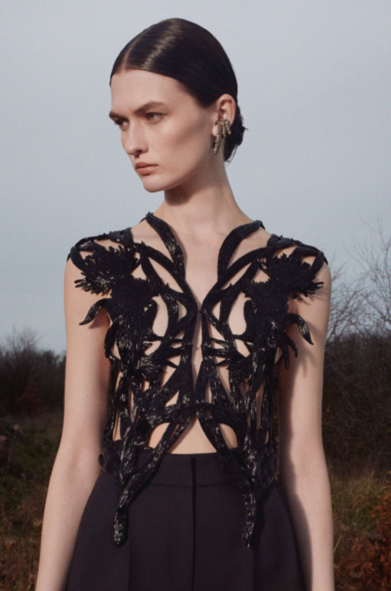 Alexander-McQueen-pre-fall-20-5443-1578994137.jpg