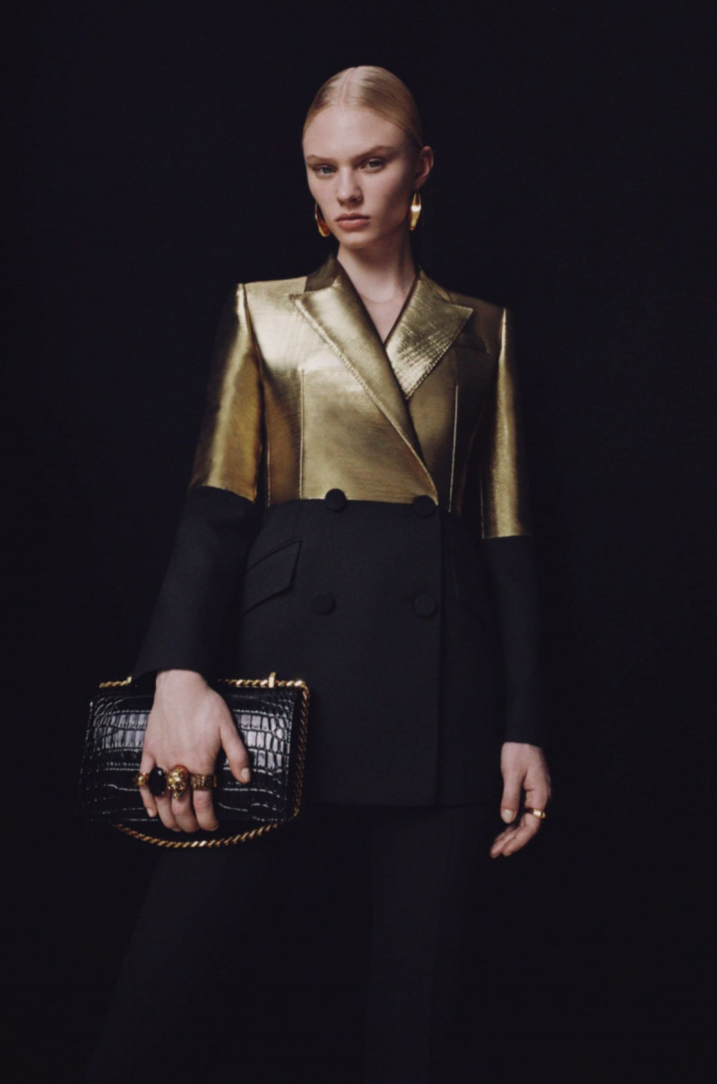 Alexander-McQueen-pre-fall-20-5450-1578994139.jpg