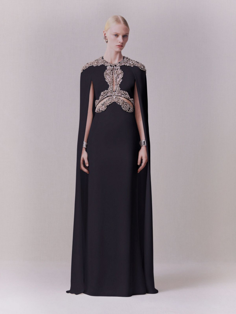Alexander-McQueen-pre-fall-20-5458-1576775432.jpg