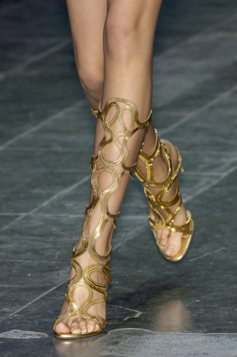 Alexander+McQueen+Spring+2006+Details+B0R_aiaqbp5x.jpg