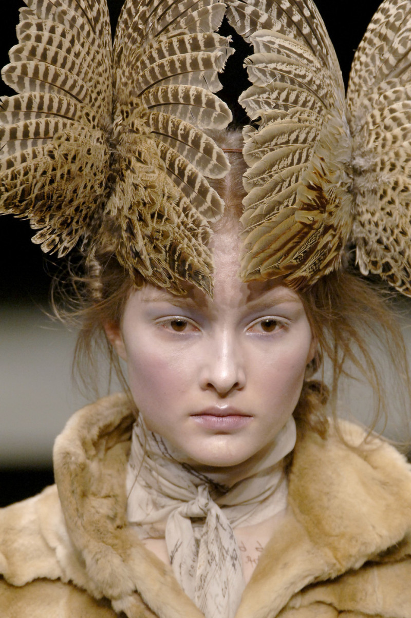 Alexander+McQueen+Fall+2006+Details+gJksq8erYstx.jpg