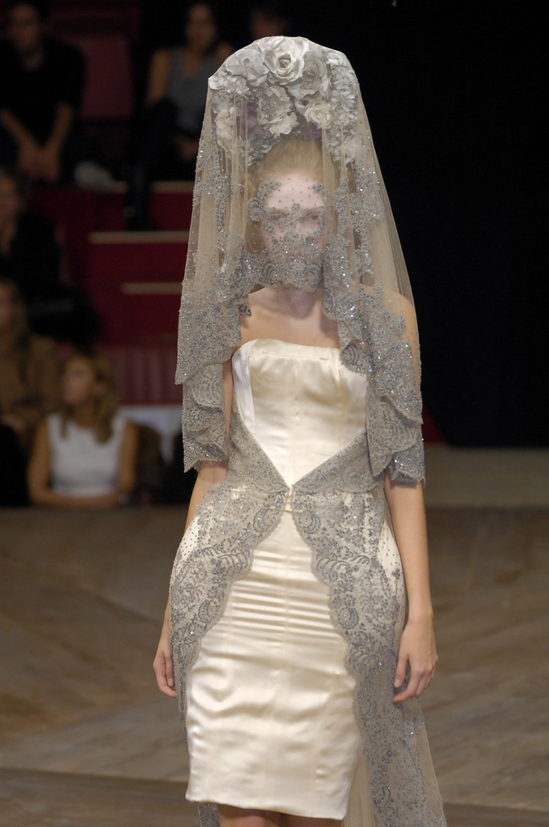 Alexander+McQueen+Spring+2007+0M5jMMH-0oJx.jpg